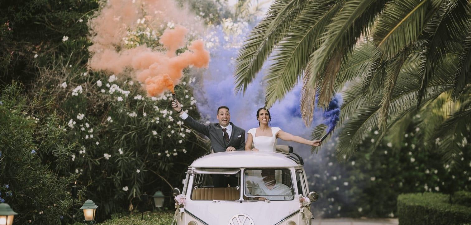 Wedding planner en Valencia: pareja de novios al atardecer en una boda organizada por La Mona Lisa